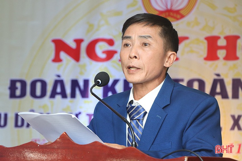 Ông Mai Văn Tường - Bí thư Chi bộ thôn Tân Vĩnh Cần báo cáo kết quả trên các mặt công tác của thôn. bqbht_br_5444.jpg