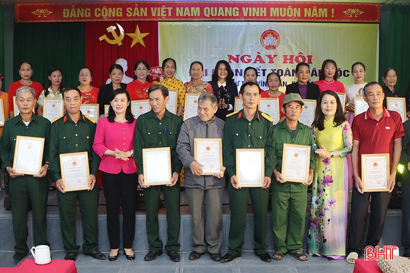 ... và tặng giấy khen cho các gia đình văn hóa tiêu biểu của thôn Tân Vĩnh Cần. bqbht_br_5465.jpg