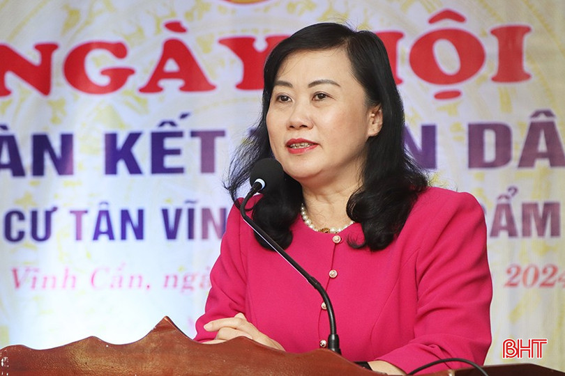 Trưởng ban Dân vận Tỉnh ủy Trương Thanh Huyền phát biểu chung vui tại ngày hội. bqbht_br_5451.jpg