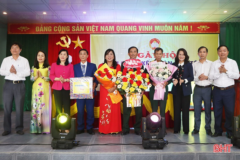 Lãnh đạo tỉnh và lãnh đạo địa phương tặng hoa chúc mừng thôn Tân Vĩnh Cần... bqbht_br_5456.jpg