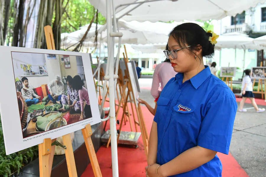 Bạn Hoàng Kim Anh tự đi xe máy từ thôn Lại Đà, xã Đông Hội, huyện Đông Anh vào trung tâm Hà Nội để xem triển lãm.