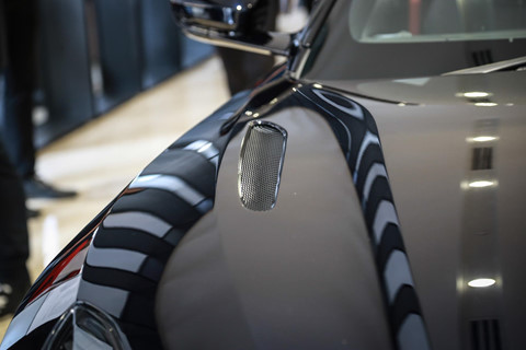 Siêu xe Aston Martin DB11 vừa ra mắt tại VN, giá 15,7 tỷ đồng