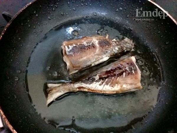 Cá chiên sốt dứa chua ngọt lạ miệng, ăn hết veo nồi cơm