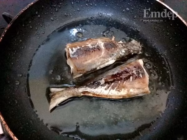 Cá chiên sốt dứa chua ngọt lạ miệng, ăn hết veo nồi cơm