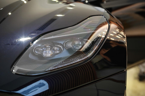 Siêu xe Aston Martin DB11 vừa ra mắt tại VN, giá 15,7 tỷ đồng