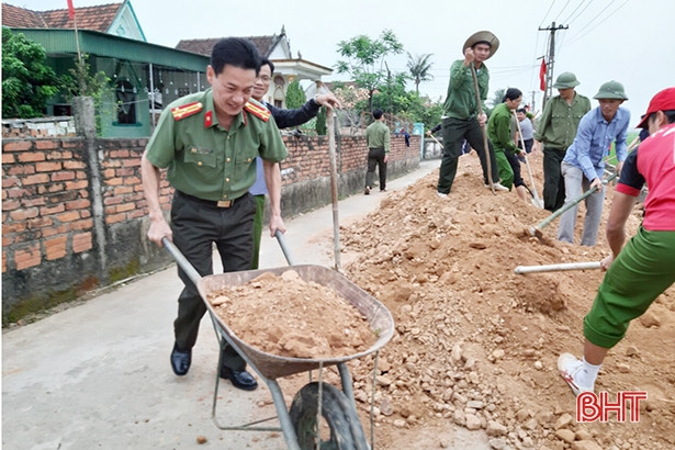 Hơn 80 cán bộ, chiến sỹ Công an Can Lộc giúp dân làm nông thôn mới