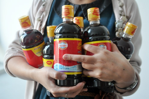 Nhiều cơ sở sản xuất nước mắm cho rằng dự thảo mới công bố gây khó khăn cho hoạt động kinh doanh. Ảnh: P.V Dừng công bố dự thảo tiêu chuẩn về nước mắm