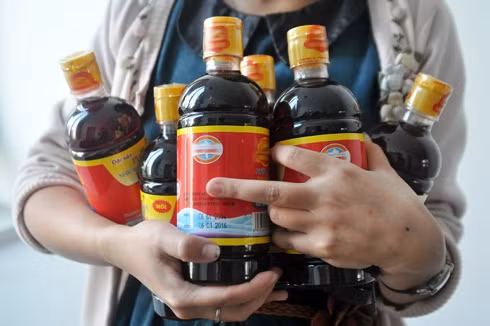 Nhiều cơ sở sản xuất nước mắm cho rằng dự thảo mới công bố gây khó khăn cho hoạt động kinh doanh. Ảnh: P.V Dừng công bố dự thảo tiêu chuẩn về nước mắm