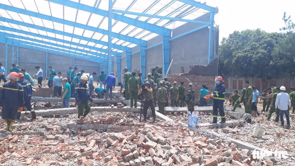 Sập bức tường rộng 400m<sup>2</sup>, ít nhất 5 người chết