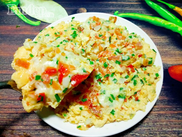 Cuối tuần làm pizza trứng thập cẩm mềm thơm, bé lười ăn cũng “chén” ngon lành