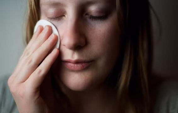 7 cách rửa mặt sai cách gây hại da