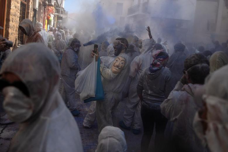 Lễ hội ném bột mì đầy màu sắc ở Hy Lạp