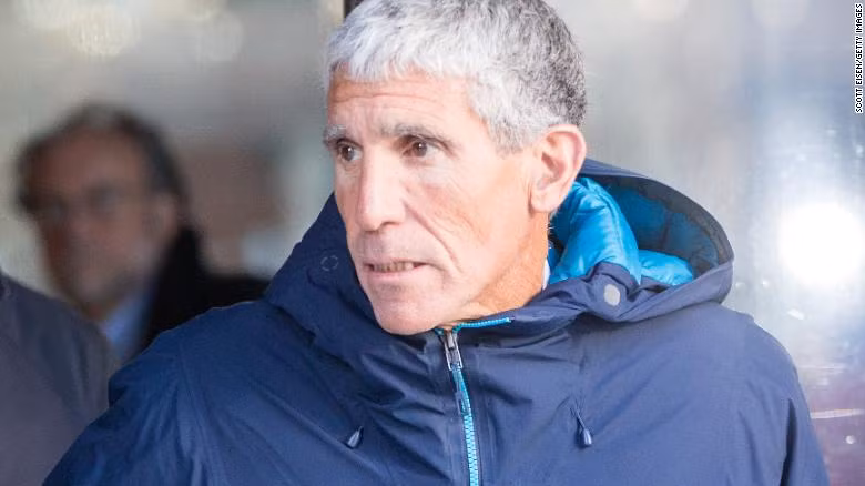 10.000 USD cho mỗi lần làm hộ bài thi và bí mật động trời trong đường dây chạy trường ở Mỹ