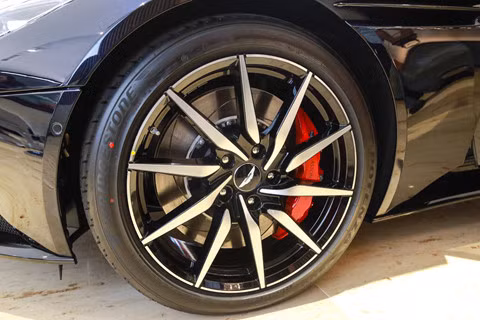 Siêu xe Aston Martin DB11 vừa ra mắt tại VN, giá 15,7 tỷ đồng