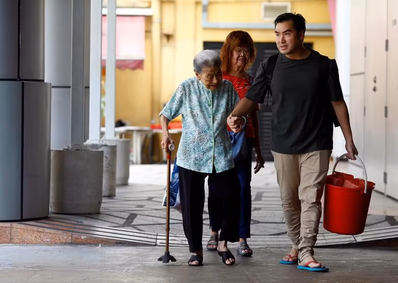 Cụ bà 90 tuổi điều hành tiệm mì bán ít nhất 200 bát mỗi ngày ở Singapore