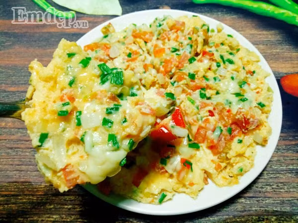 Cuối tuần làm pizza trứng thập cẩm mềm thơm, bé lười ăn cũng “chén” ngon lành