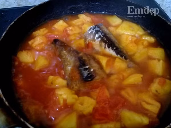 Cá chiên sốt dứa chua ngọt lạ miệng, ăn hết veo nồi cơm