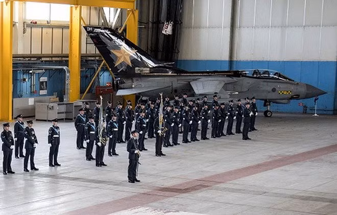 Màn chia tay bầu trời siêu hoành tráng của các chiến đấu cơ Tornado