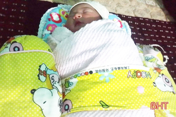 Bé trai bị bỏ rơi ở Bệnh viện Hương Sơn đã có người nhận chăm sóc