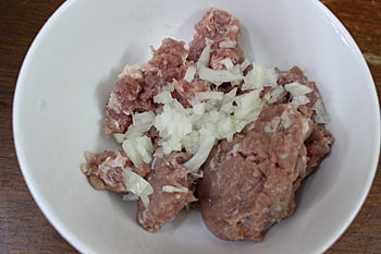 Mực nhồi thịt sốt cà chua giòn thơm, bố con chỉ có mê tít