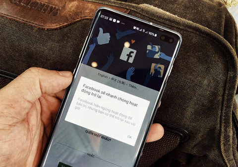 Người dùng cài lại Facebook cũng không thể đăng nhập. Ảnh: Lưu Quý. Facebook gặp sự cố nghiêm trọng nhất trong lịch sử