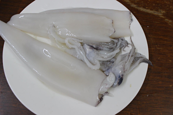 Mực nhồi thịt sốt cà chua giòn thơm, bố con chỉ có mê tít