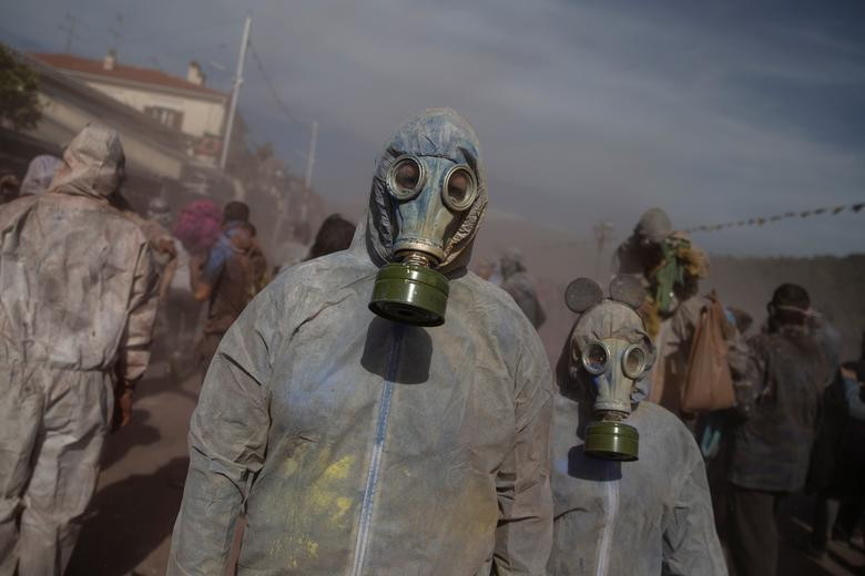 Lễ hội ném bột mì đầy màu sắc ở Hy Lạp