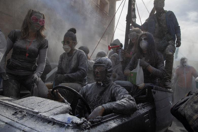 Lễ hội ném bột mì đầy màu sắc ở Hy Lạp