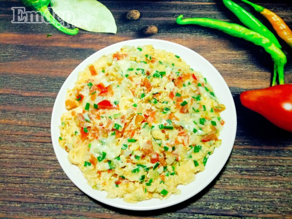 Cuối tuần làm pizza trứng thập cẩm mềm thơm, bé lười ăn cũng “chén” ngon lành