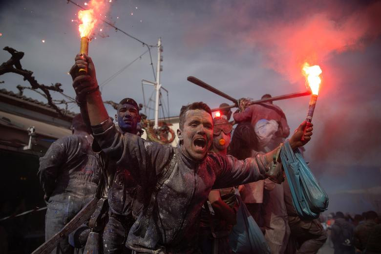 Lễ hội ném bột mì đầy màu sắc ở Hy Lạp