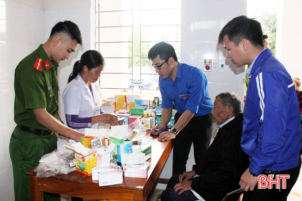 Khám, cấp thuốc miễn phí cho hơn 250 người dân Kỳ Phong