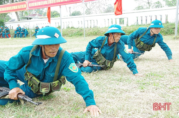 Gần 300 chiến sỹ dân quân Đức Thọ tham gia hội thao huấn luyện