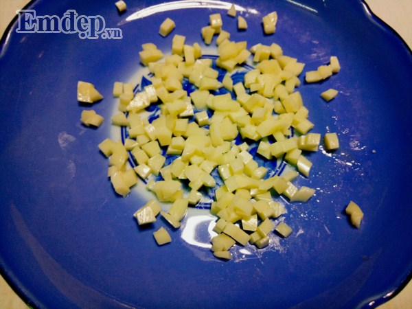 Cuối tuần làm pizza trứng thập cẩm mềm thơm, bé lười ăn cũng “chén” ngon lành