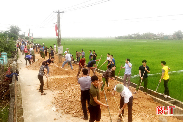 Hơn 80 cán bộ, chiến sỹ Công an Can Lộc giúp dân làm nông thôn mới