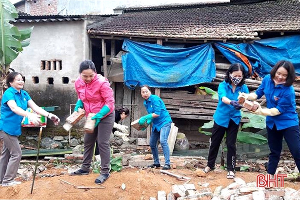 Gần 500 cán bộ, chiến sỹ TX Hồng Lĩnh giúp xã Thuận Lộc xây dựng NTM