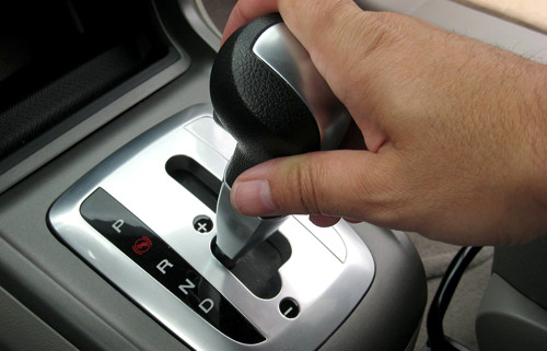 Thường xuyên về N không ảnh hưởng gì hộp số. Về N khi dừng đèn đỏ hại hộp số - nhầm tưởng của tài xế Việt