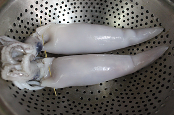 Mực nhồi thịt sốt cà chua giòn thơm, bố con chỉ có mê tít