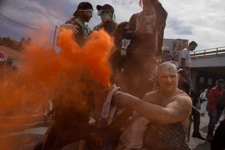 Lễ hội ném bột mì đầy màu sắc ở Hy Lạp