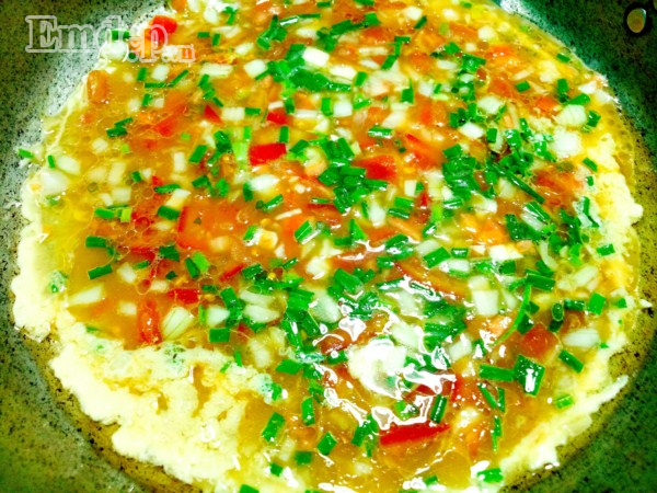 Cuối tuần làm pizza trứng thập cẩm mềm thơm, bé lười ăn cũng “chén” ngon lành