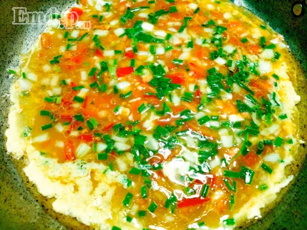 Cuối tuần làm pizza trứng thập cẩm mềm thơm, bé lười ăn cũng “chén” ngon lành