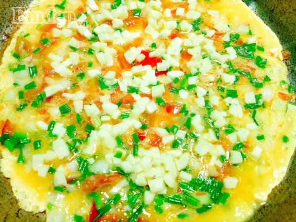 Cuối tuần làm pizza trứng thập cẩm mềm thơm, bé lười ăn cũng “chén” ngon lành