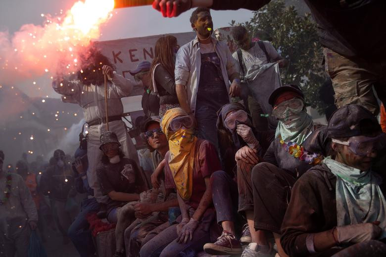 Lễ hội ném bột mì đầy màu sắc ở Hy Lạp