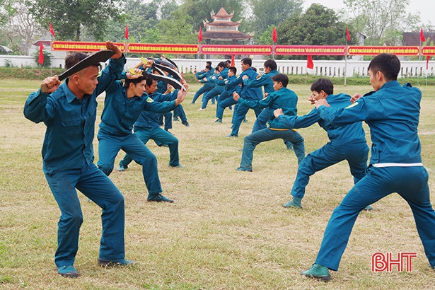 Gần 300 chiến sỹ dân quân Đức Thọ tham gia hội thao huấn luyện