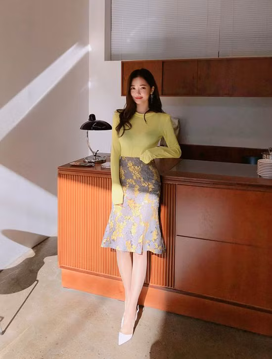 Mặc đẹp đến văn phòng với các kiểu chân váy