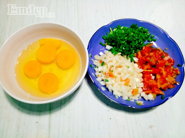 Cuối tuần làm pizza trứng thập cẩm mềm thơm, bé lười ăn cũng “chén” ngon lành