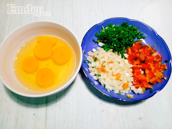 Cuối tuần làm pizza trứng thập cẩm mềm thơm, bé lười ăn cũng “chén” ngon lành