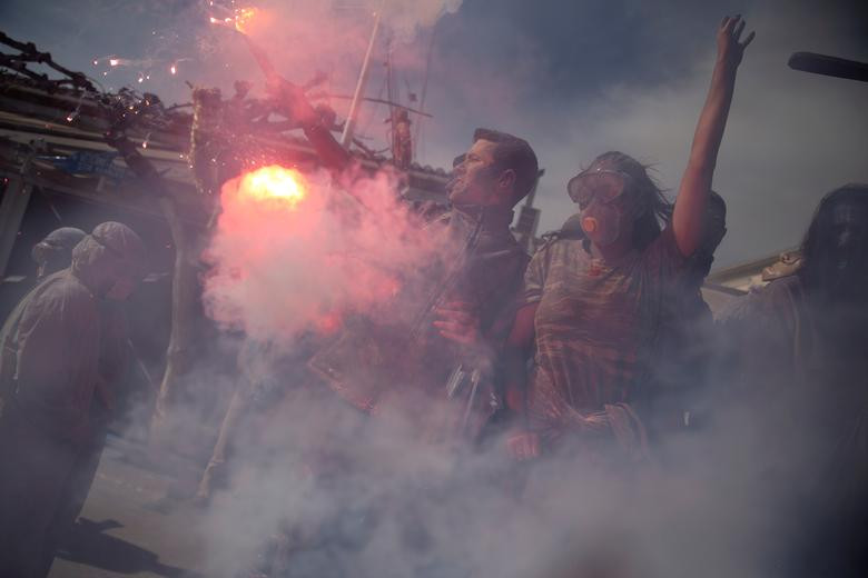 Lễ hội ném bột mì đầy màu sắc ở Hy Lạp