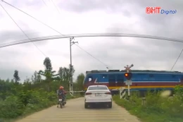 Hai nữ sinh liều lĩnh vượt gác chắn khi tàu đang lao tới