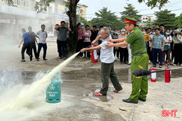 Viên chức, người lao động BVĐK tỉnh Hà Tĩnh tham gia diễn tập chữa cháy