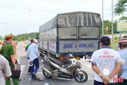 Xe tải va chạm mô tô, 3 người thương vong